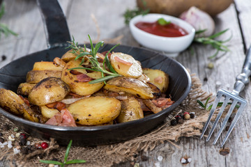 Skillet with fresh roasted Potatoes