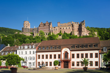 Fototapeta na wymiar Heidelberger Schloss und Karlsplatz