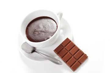 Cioccolata calda su sfondo bianco