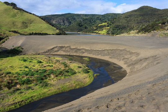 black sand dunes above lake Wainamu