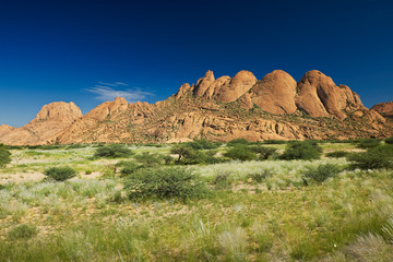Fototapeta premium Spitzkoppe, Landschaft mit Inselberg, Namibia