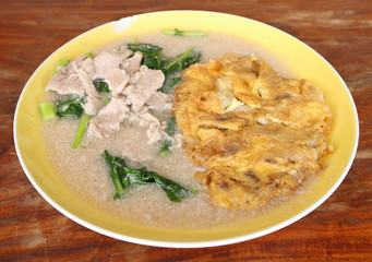 Fried noodle with omelet and pork and kale