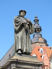 Fototapeta na wymiar Pomnik Marcina Lutra w Eisleben