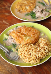 crispy fried noodles with omelet