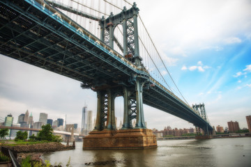 Fototapeta na wymiar Manhattan Bridge, Nowy Jork. Super szerokokątny vi górę