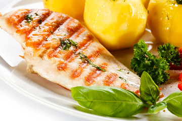 Grilled chicken breast and vegetables