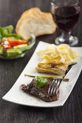 Steak mit Basilikum und Nudeln