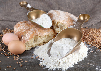 The wholemeal flour in scoops