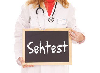 Ärztin mit Schild - Sehtest