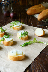 baguette slices with blue cheese and fresh arugula