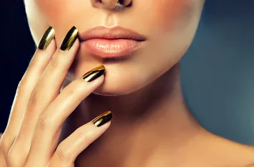 Fototapeten Goldenes Make-up und goldene Metallnägel © Sofia Zhuravetc