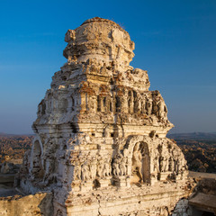 Fototapeta na wymiar Ruiny starożytnej świątyni w Hampi, Karnataka, Indie