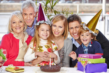 Glückliche Familie feiert zusammen Geburtstag