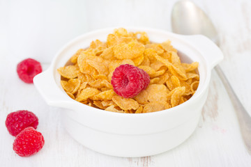 flakes with raspberry in bowl