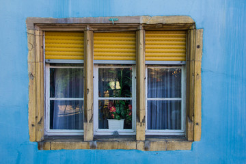 Fototapeta na wymiar Blue and yellow window frame in Colmar France