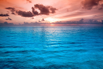 Fototapeta na wymiar Tropikalna błękitne wody morza w Malediwach