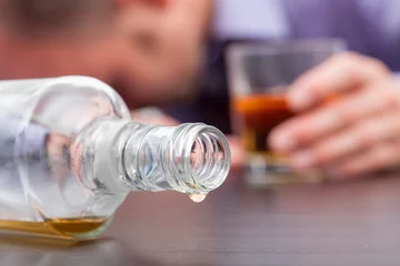 Gardinen Unkontrollierter Alkoholkonsum © Photographee.eu