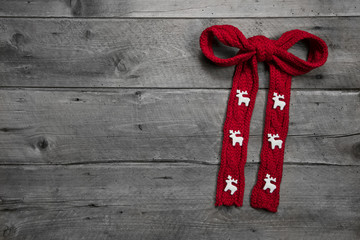 Weihnachtskarte mit einer roten Schleife - Hintergrund Holz