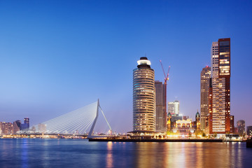 Fototapeta na wymiar Miasto Rotterdam Skyline w wieczór