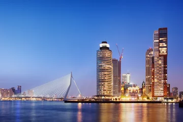 Cercles muraux Pont Érasme Ville de Rotterdam Skyline dans la soirée