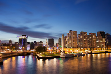 Fototapeta na wymiar Rotterdam skyline w nocy w Holandii