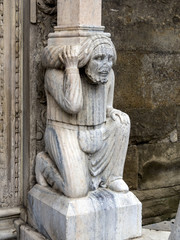 Fototapeta na wymiar Kolumna z Bazyliki Santa Maria Maggiore w Bergamo, Włochy.