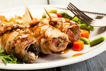 Beef rolls and vegetables