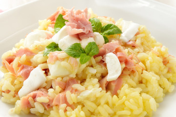 Risotto con prosciutto, mozzarella e uovo crudo