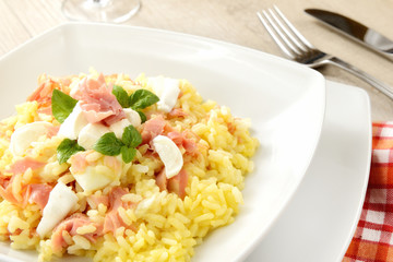 Risotto con prosciutto, mozzarella e uovo crudo