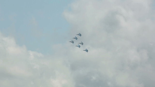 Jet fighters performing group aerobatics