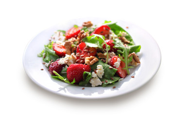 Salad with arugula, strawberries, goat cheese and walnuts