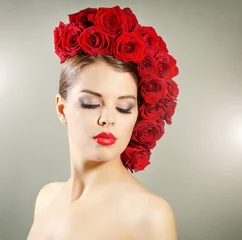 Photo sur Plexiglas Salon de coiffure Portrait of smiling girl with red roses hairstyle
