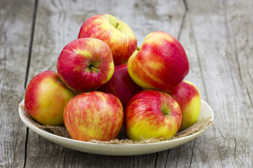 red apples