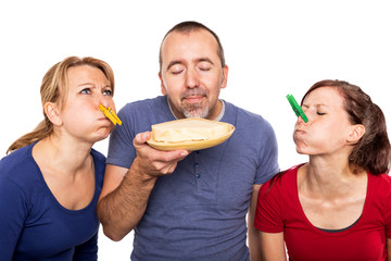 mann riecht an stinkendem k&auml;se