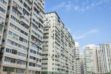 Fototapeta na wymiar Stary budynek mieszkalny w Hongkongu