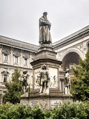 Fototapeta na wymiar Leonarda pomnik na Piazza Della Scala, Mediolan, Włochy