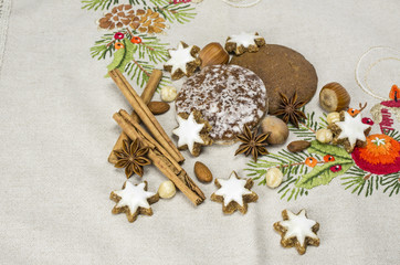 Zimtsterne und Lebkuchen mit Gewürze