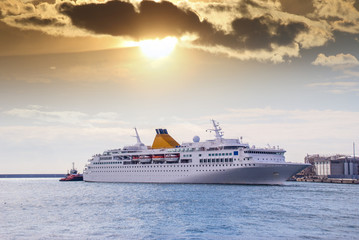 Fototapeta na wymiar The cruise ship in the harbor