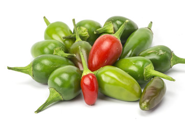 Rote und grüne chilis vor weißem Hitnergrund