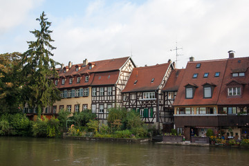 Fototapeta na wymiar Domy wzdłuż rzeki w Bambergu Regnitz