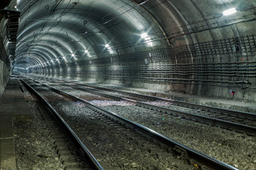 Obraz premium Pusty tunel metra