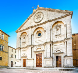 Fototapeta na wymiar Pienza, Duomo fasada kościół Katedra w Toskanii, Włochy