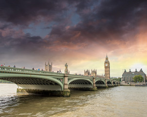 Fototapeta premium Beautiful sunset colors over Westminster Bridge and Big Ben - Lo