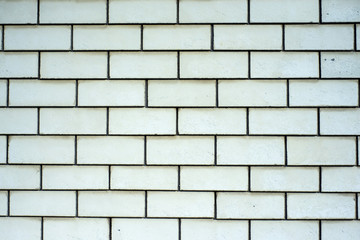 Klinkerwand aus kleinen, grauen Backsteinen