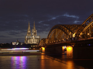 Fototapeta premium 夜のケルン大聖堂とライン川を航行する観光船