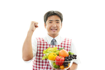 料理を楽しむビジネスマン