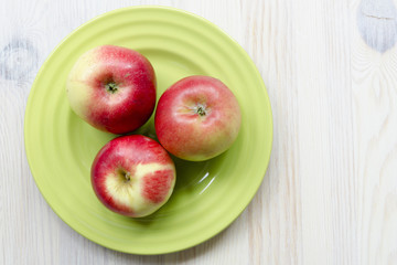 red apples