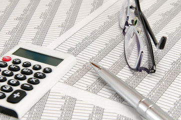 会計書類 電卓 ボールペン 眼鏡