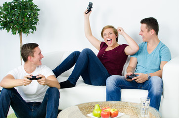gruppe spielt computerspiele