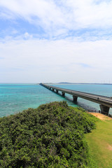 池間大橋と海